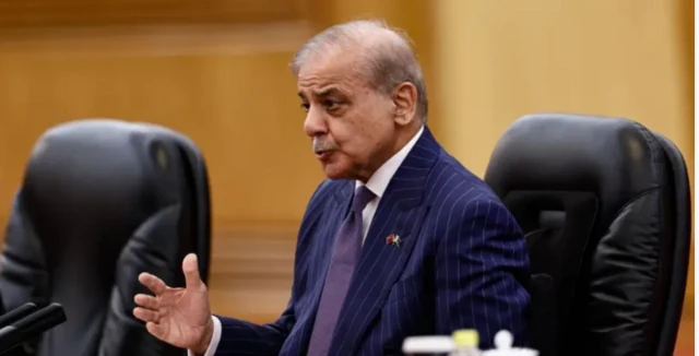 رئيس الوزراء الباكستاني، شهباز شريف يرتدي سترة كحلية اللون وربطة عنق، لونها بنفسجي وقميصاً أبيض