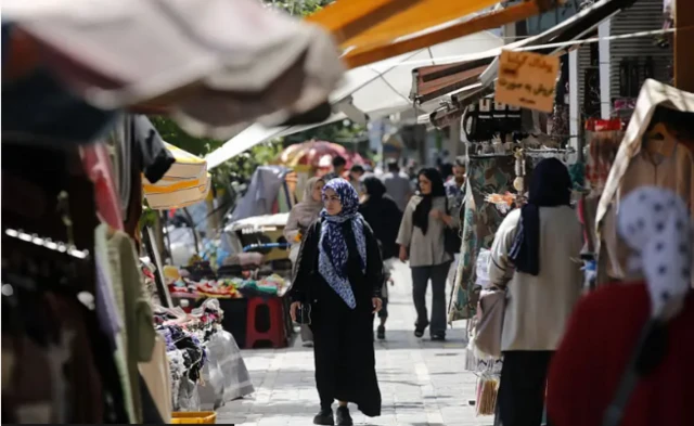 امرأة تمشي في الشارع