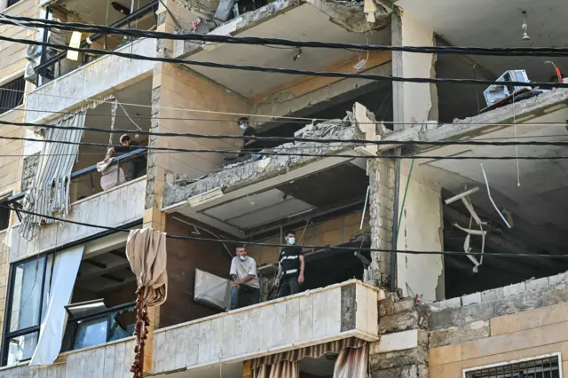 يتفقد مسعفون موقع غارة جوية إسرائيلية استهدفت شققاً في مبنى سكني بالضاحية الجنوبية لبيروت في 7 يونيو/حزيران 2026. وقال الجيش الإسرائيلي إن الضربة جاءت بعد اعتراض مقذوفين أطلقهما حزب الله باتجاه الأراضي الإسرائيلية.
