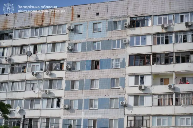 Выбитые окна в многоэтажном доме.