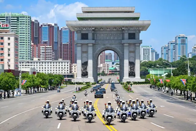 Uruhererekane rwa moto n'imodoka ziherekeje kandi zikikije imodoka zitwaye abategetsi bombi hagati muri Pyongyang