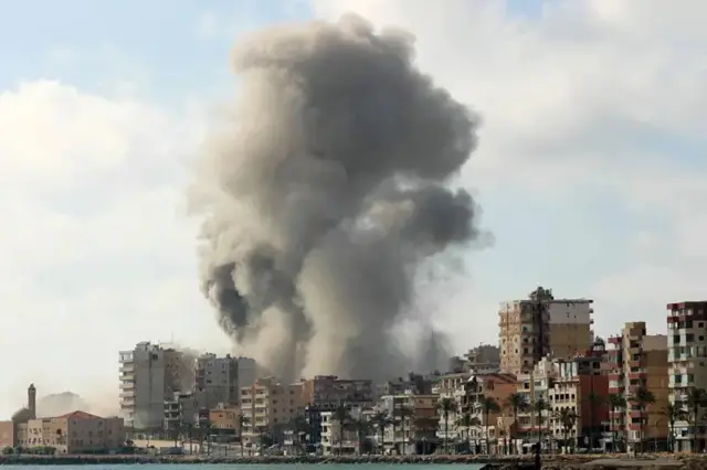 Umwotsi uriko uraduga hejuru uva ahatumberejwe igitero c’indege ca Israel mu gisagara co ku nkengera z’ikiyaga ca Tyre, mu bumanuko bwa Liban, ku wa mbere.