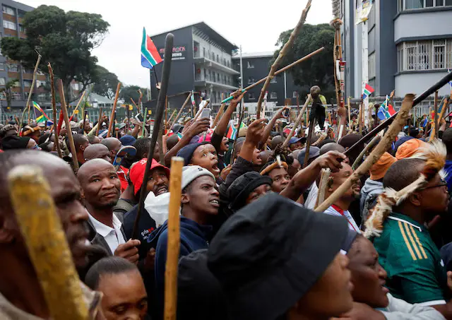 Isinzi ry’abantu bari mu myiyerekano yo kwiyamiriza abimukira, i Durban, muri Afrika y'Epfo, ku wa 30 Ruheshi (6) 2026.