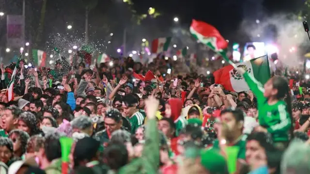 Dadka isugu soo baxay waddooyinka Mexico kadib guusha dalkooda ugu gudbay wareega 16