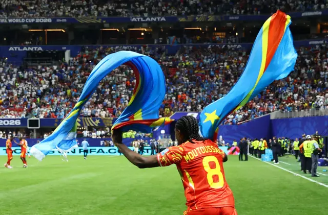لاعب يرفع علم الكونغو