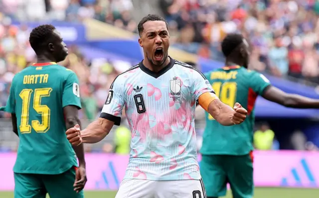 Youri Tielemans célèbre