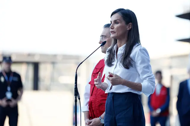 La reina Letizia despidiendo a un equipo de médicos españoles con destino a Venezuela