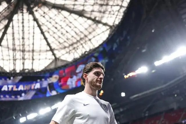 Declan Rice # 4 na Ingila na Ingila ya duba filin wasa