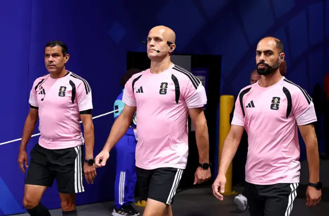 'arbitre Adham Makhadmeh et ses assistants