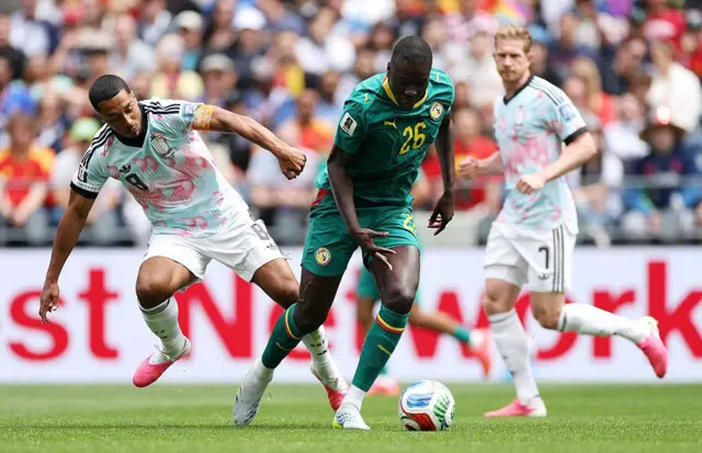 Le Sénégalais Pape Gueye (n° 26) contrôle le ballon face au Belge Youri Tielemans (n° 8) lors du match des 16e de finale de la Coupe du monde de la FIFA 2026 opposant la Belgique au Sénégal au Seattle Stadium, le 1er juillet 2026 à Seattle, dans l'État de Washington.