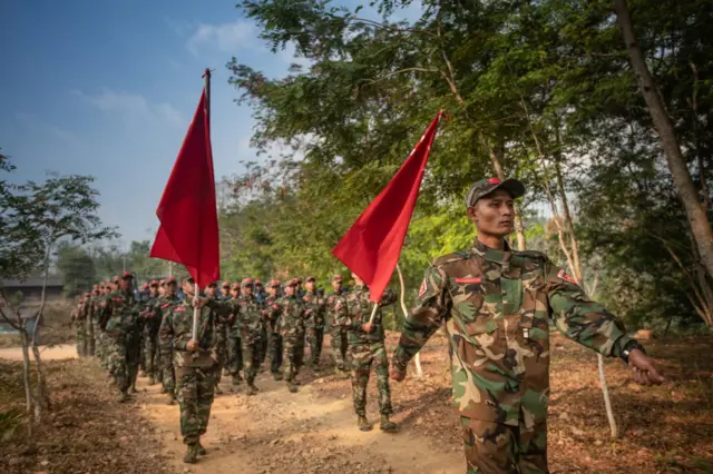 PDF တပ်ဖွဲ့ဝင်တွေ စစ်ရေးပြမြင်ကွင်း / ပုံဟောင်း
