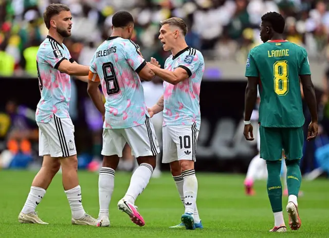 Le Belge Leandro Trossard et le Belge Youri Tielemans en pleine dispute, photographiés lors d'un match de football opposant les Diables Rouges, l'équipe nationale belge, au Sénégal, le mercredi 1er juillet 2026, au Seattle Field, à Seattle, dans le cadre des seizièmes de finale de la Coupe du monde de la FIFA 2026.