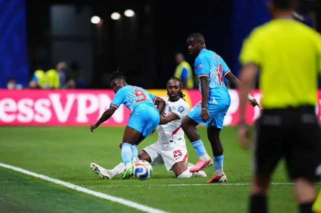 Djed Spence (25 ans), d'Angleterre, et Brian Cipenga (9 ans), du Congo, s'affrontent