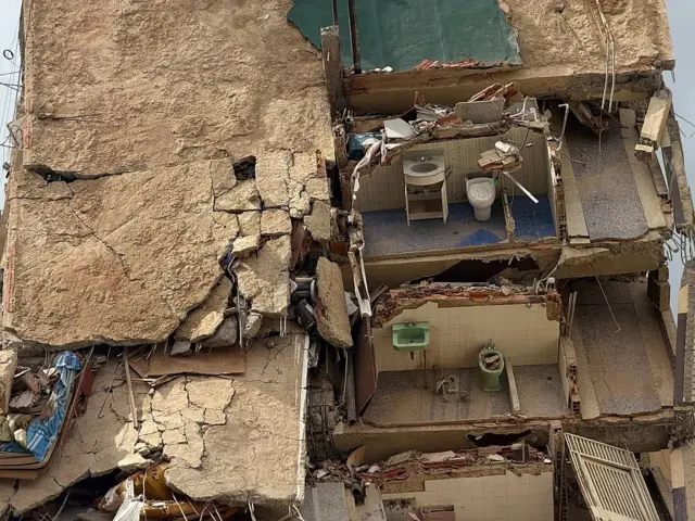 Vista de un edificio parcialmente destruido por el terremoto