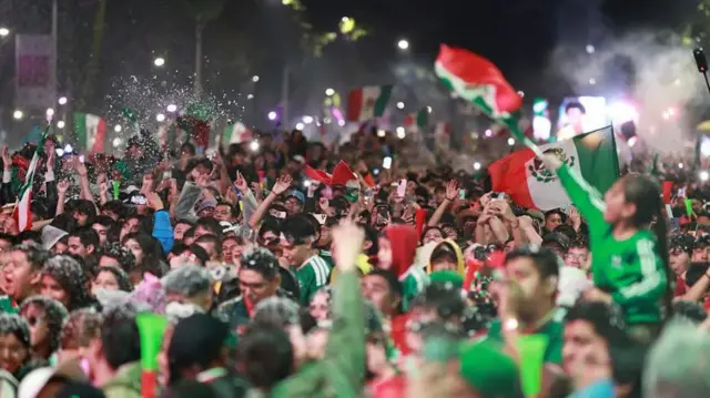 Abantu barenga umuliyoni bihaye amabarabara mu gisagara ca Mexico inyuma y'intsinzi ya Mexique kuri Équateur