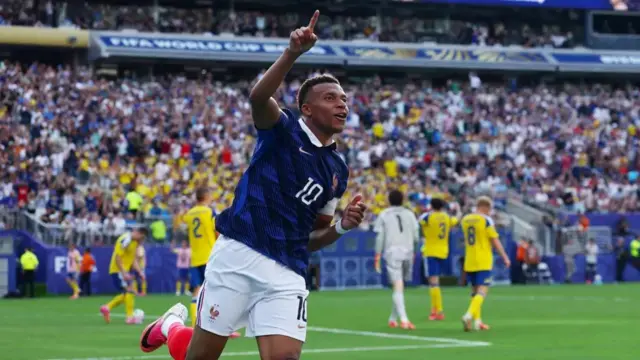 Kylian Mbappé arimo kwiruka yishimira igitego, atunze urutoki hejuru