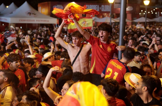 Hinchas españoles celebrando