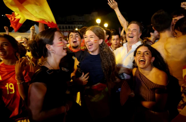 Hinchas españoles celebrando