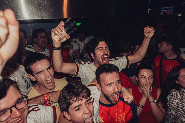 Hinchas españoles celebrando