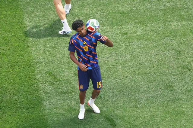 Yamal calentando previo al partido contra Bélgica.