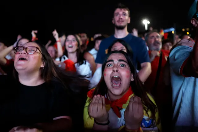 Hinchas españoles celebrando