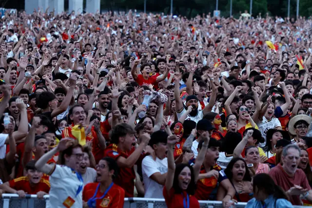 Hinchas españoles celebrando