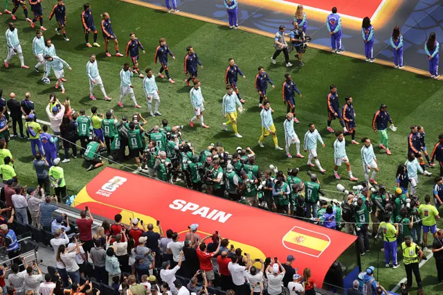 Jugadores entran a la cancha