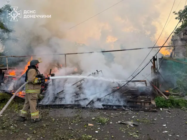 пожарные на месте удара в Краматорске