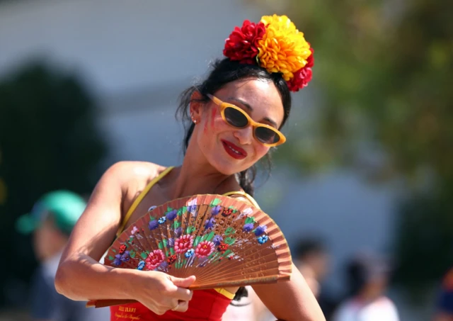 Una hincha española con un abanico