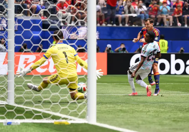 Courtois tapa un remate de Oyarzabal