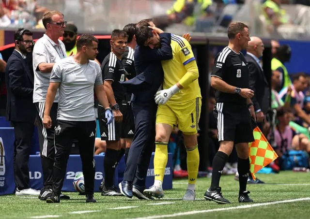 Courtois es consolado al salir del campo