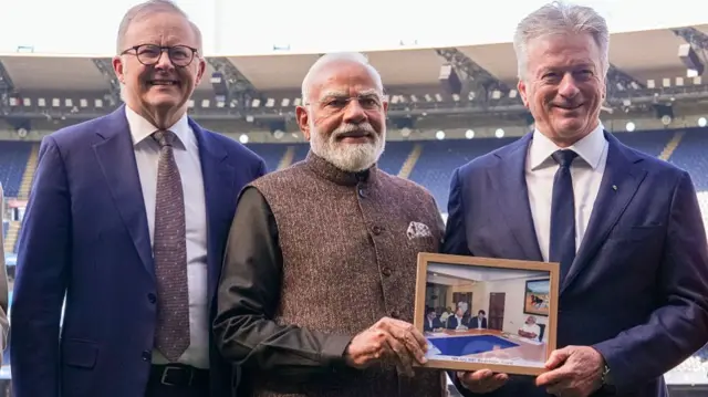 पूर्व क्रिकेटर स्टीव वॉ और ऑस्ट्रेलियाई प्रधानमंत्री एंथली अल्बनीज़ के साथ मेलबर्न क्रिकेट ग्राउंड में पीएम मोदी