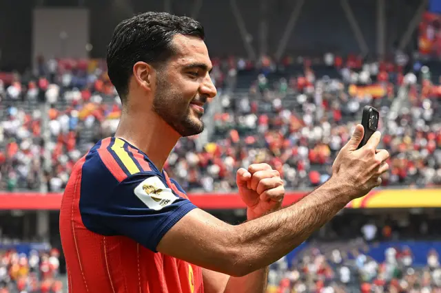 Mikel Merino se toma una selfie