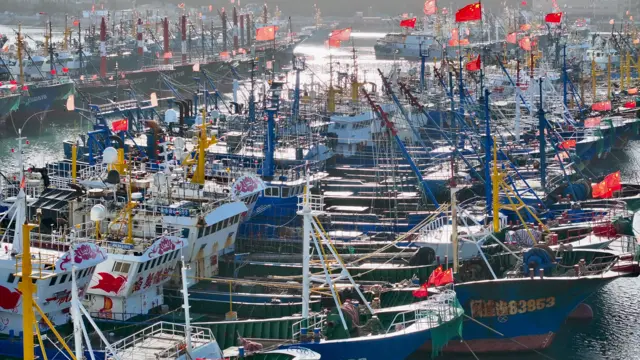 福建省連江縣黃岐鎮漁船回港避風（中新社圖片10/7/2026）