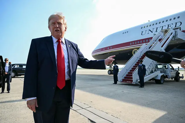Trump oo agtaagan diyaaradda AirForce 1