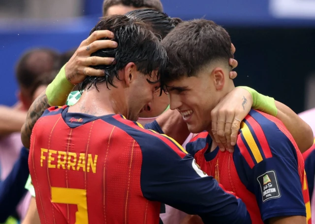 Españoles celebran
