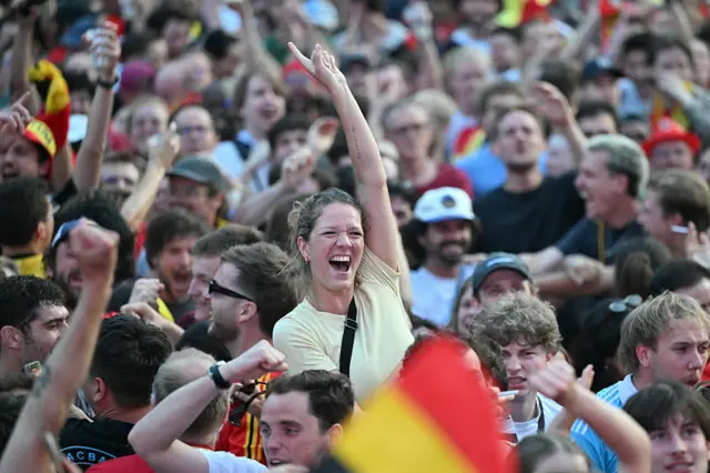 Aficionados de Bélgica festejando