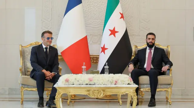 امانوئل مکرون، رئیس جمهور فرانسه در کنار احمد شرع، رئیس جمهور سوریه