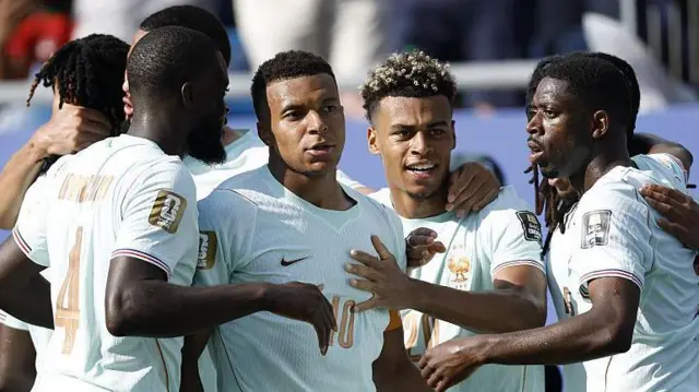 Mbappé yishimira igitego ari kumwe na bagenzi be