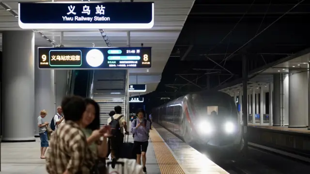 浙江義烏火車站，上海虹橋往香港西九龍的G895高鐵列車進站（中新社圖片1/7/2026）