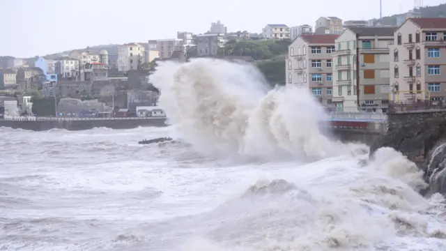 浙江溫嶺石塘金沙灘景區巨浪翻湧（中新社圖片10/7/2026）