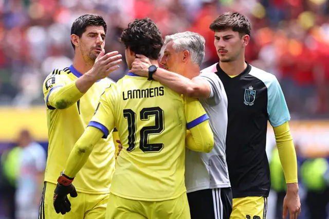 Lammens es consolado por Courtois y el equipo técnico