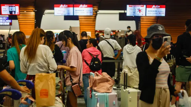 台灣桃園機場亞洲航空報到值機櫃檯擠滿旅客（25/7/2026）