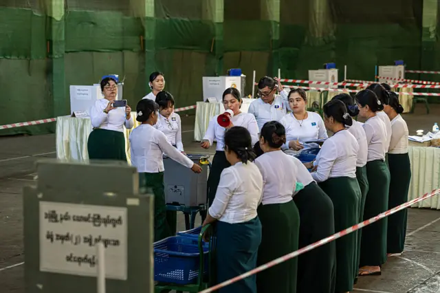 ၂၀၂၅ ခုနှစ် ရွေးကောက်ပွဲမှာ လုပ်အားပေးခဲ့ကြတဲ့ ပညာရေးဝန်ထမ်းတွေ