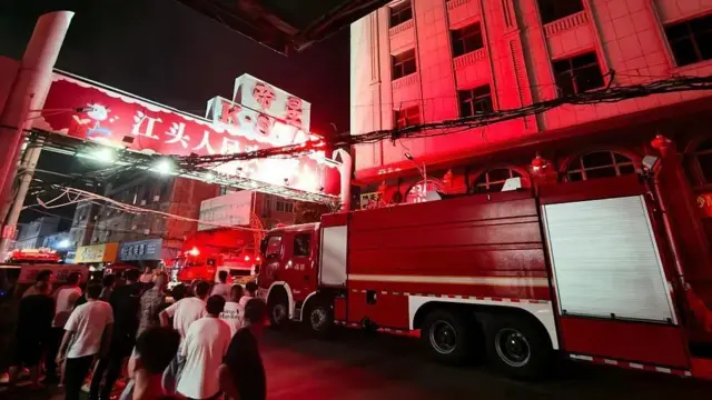Mji wa Jinjiang, ulioko katika jimbo la Fujian nchini China, unaripotiwa kuzalisha takriban asilimia 20 ya viatu vya michezo vinavyotengenezwa duniani, jambo linaloufanya ujulikane kama "mji mkuu wa viatu" wa China.