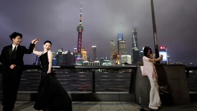 上海市民在外灘朝陸家嘴金融區拍照紀錄颱風巴威逼近情況（中新社圖片11/7/2026）