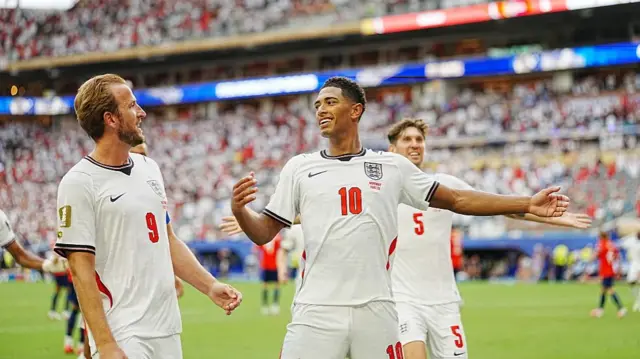 Harry Kane y Jude Bellingham celebran