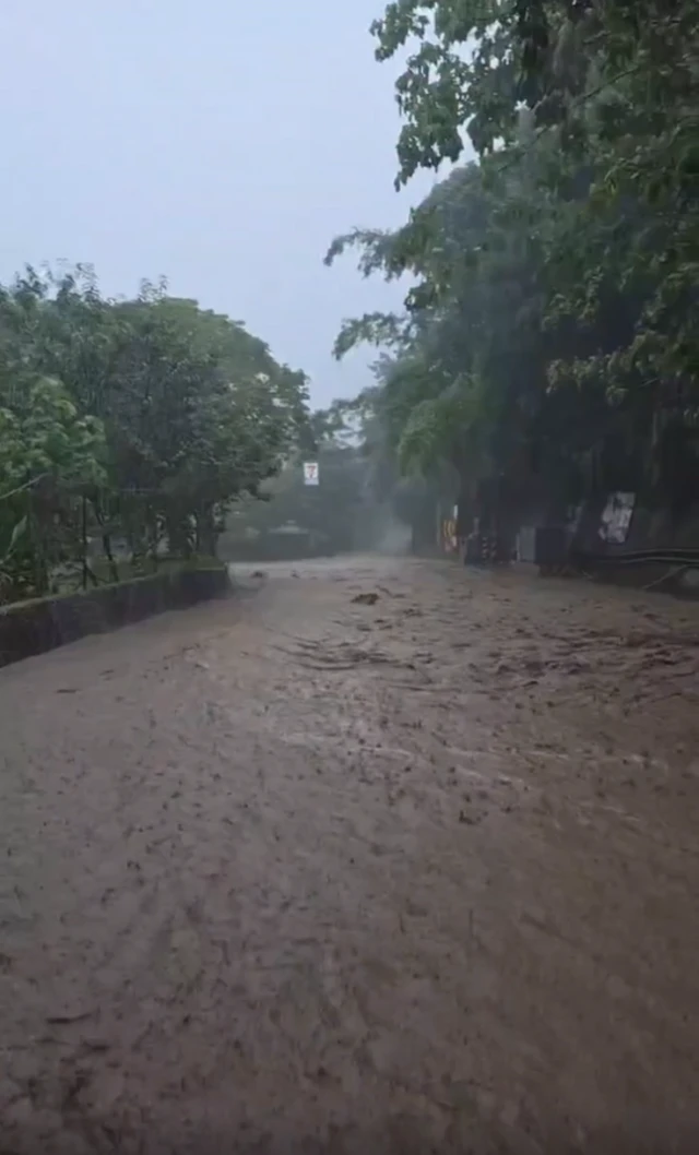 苗62線斯瓦細格部落道路大量泥水土石災情。