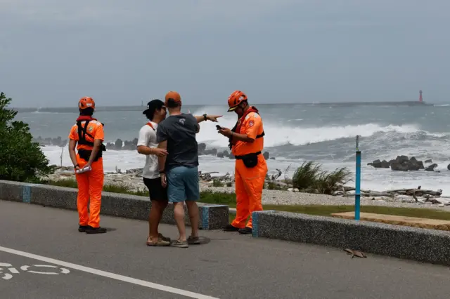 海巡署人員勸離觀浪者