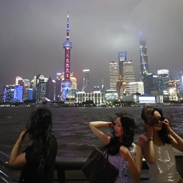 上海市民在外灘朝陸家嘴金融區拍照紀錄颱風巴威逼近情況（中新社圖片11/7/2026）